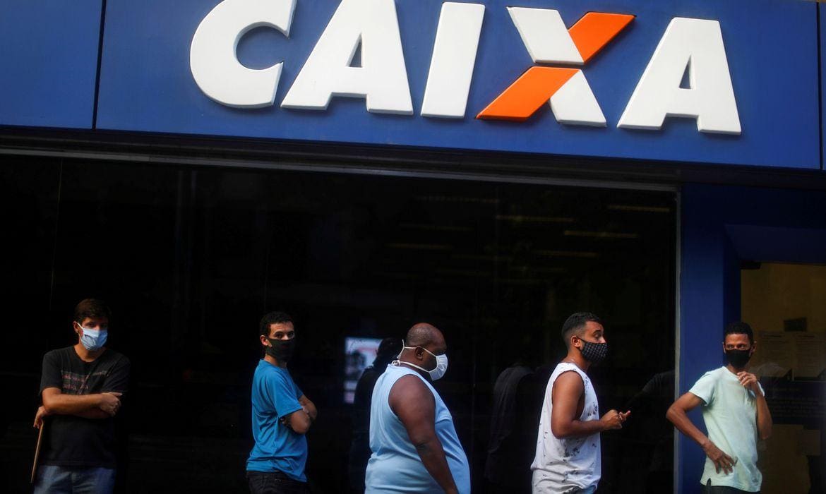 Fila para receber auxílio emergencial em agência da Caixa