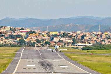 Aeroporto da Pampulha tem estrutura criticada por moradores da região, que duvidam da capacidade de suportar o movimento
