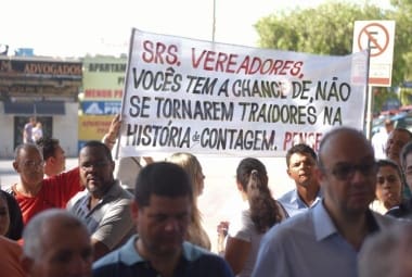 Moradores protestaram contra a derrubada do veto