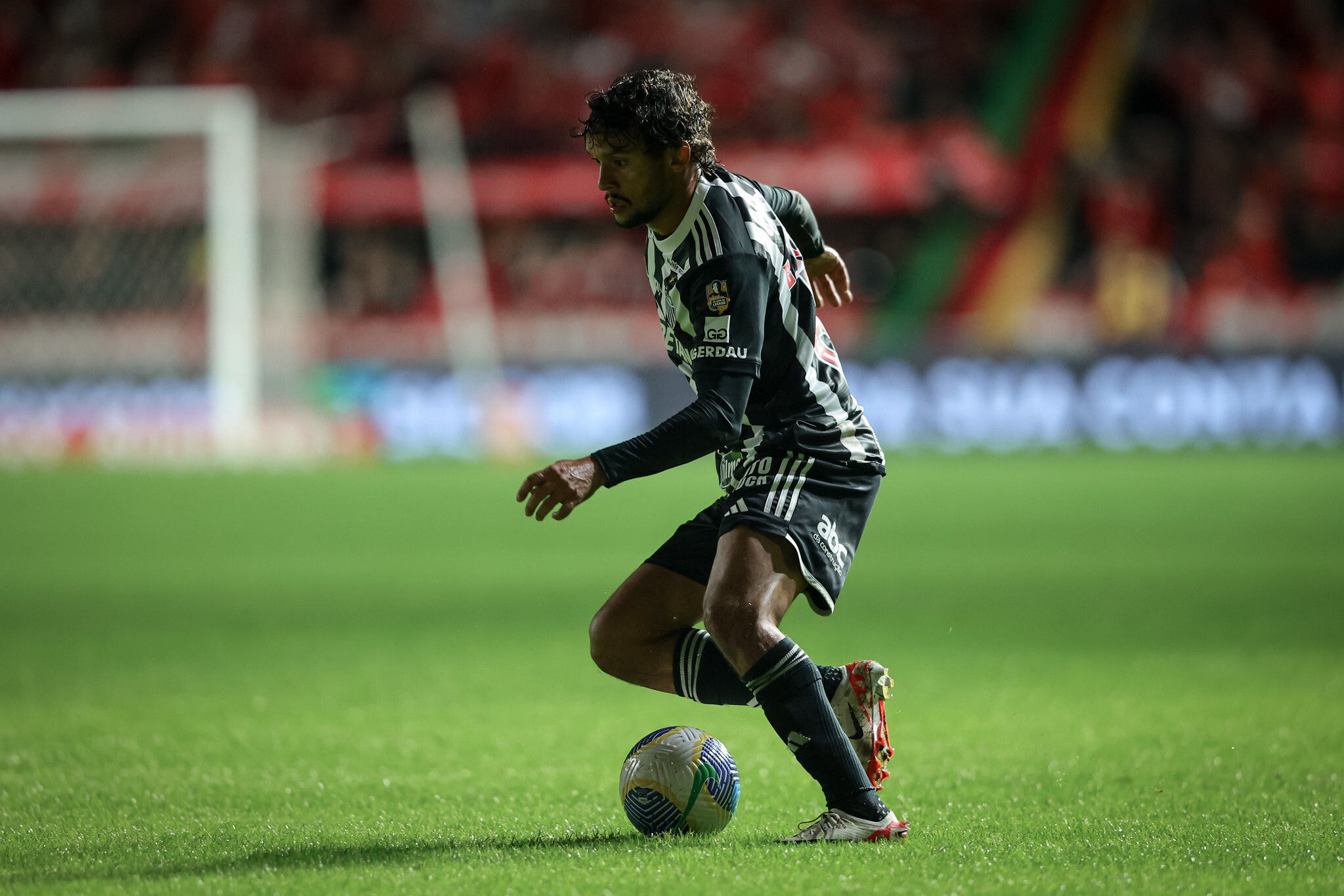 Scarpa em ação diante do Inter; meia vinha fazendo o lado esquerdo do Atlético, na ausência de Arana e Rubens