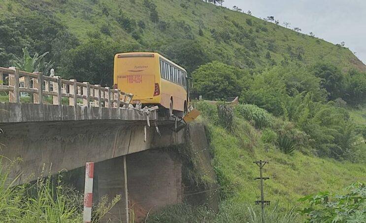 Ônibus bate em mureta e fica pendurado em ponte no interior de Mina