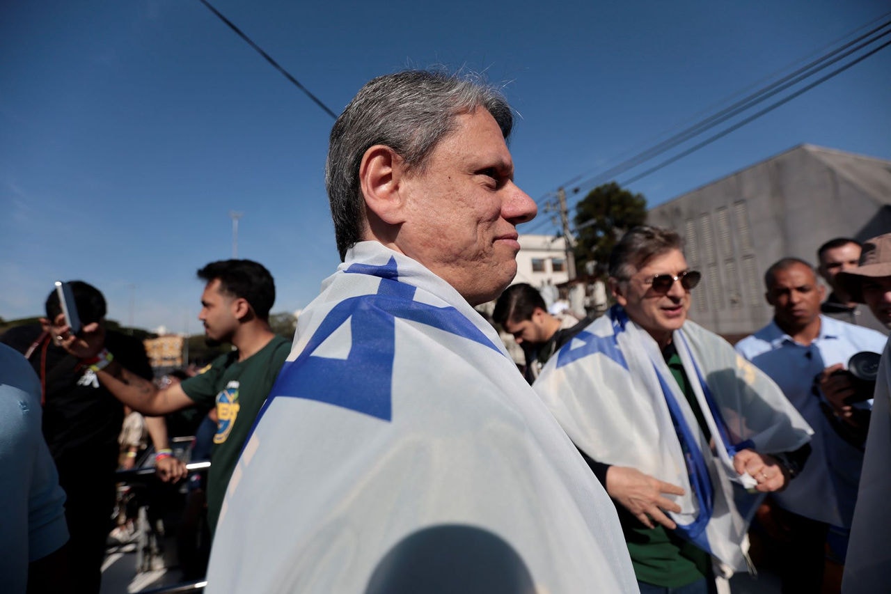 Cotado como candidato a presidente da República em 2026, governador de São Paulo, Tarcísio de Freitas, posou para fotos enrolado com a bandeira de Israel
