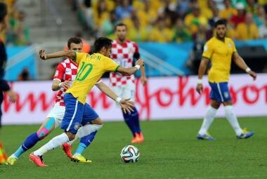 Árbitro desagradou as duas seleções no jogo que marcou a abertura da Copa de 2014