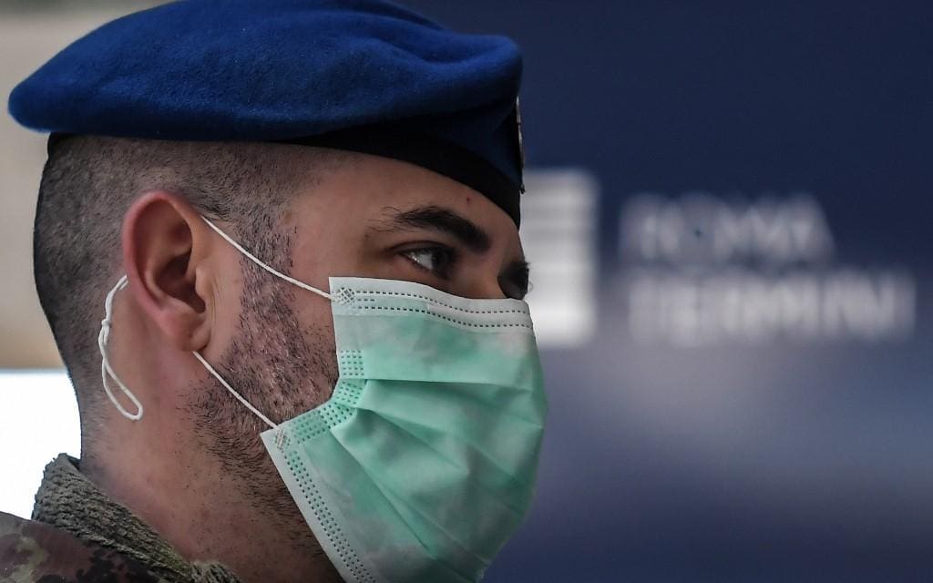 Soldado usa máscara para evitar contágio por coronavírus na Itália