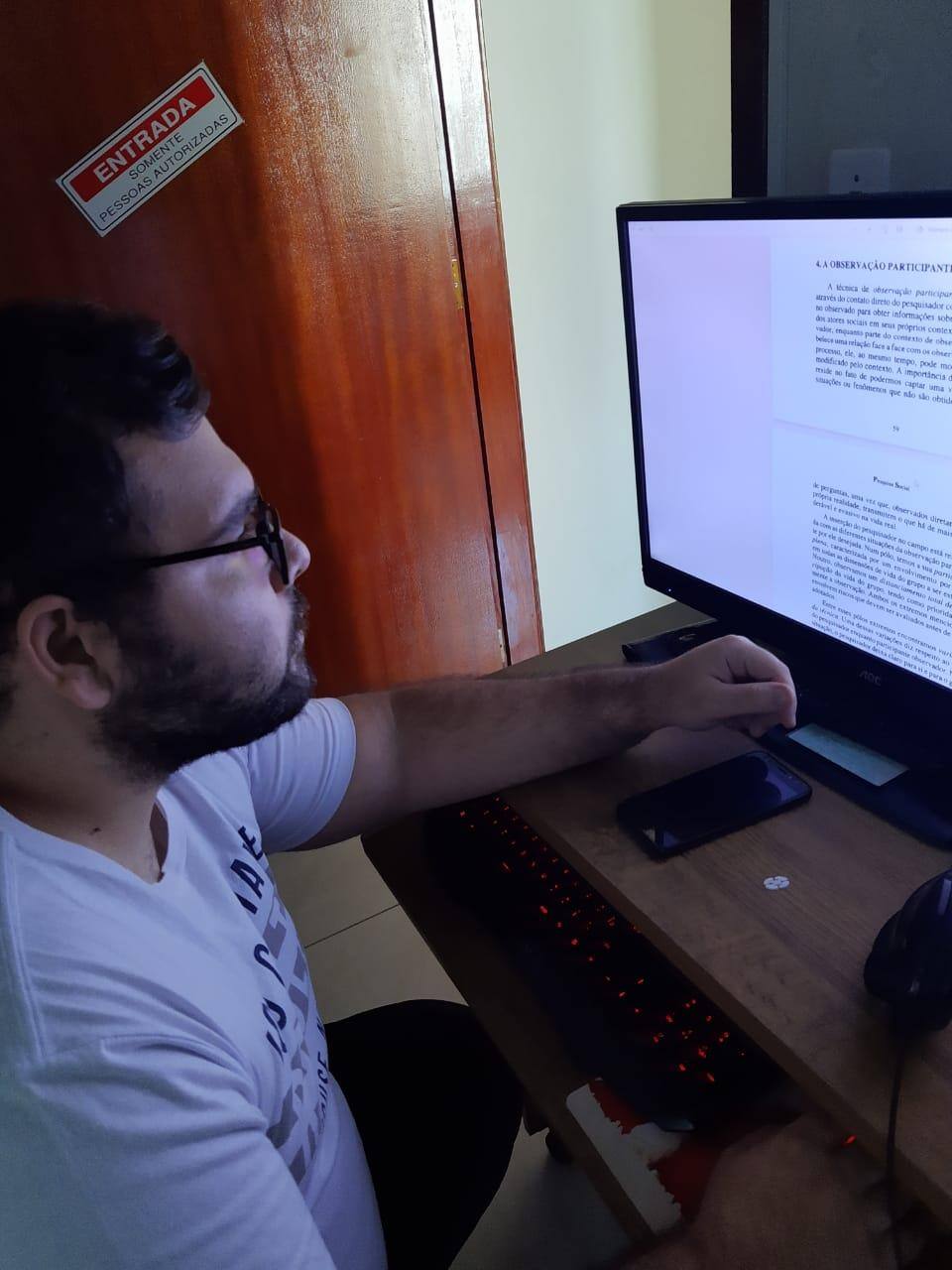 O universitário Willy Naresse Lucio,23, perdeu o pai com Covid e tenta se reestruturar para retomar os estudos que, se não fosse a pandemia, teriam sido concluídos no ano passado