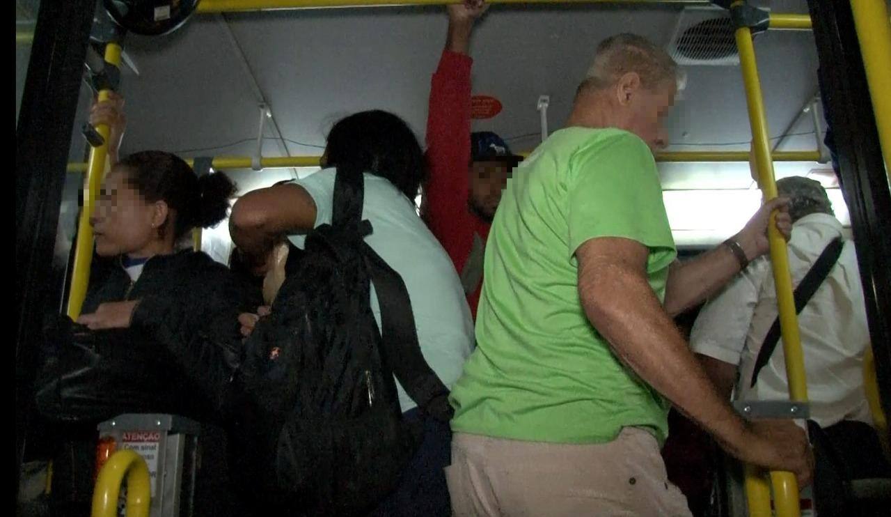 pessoas sem máscaras nos ônibus