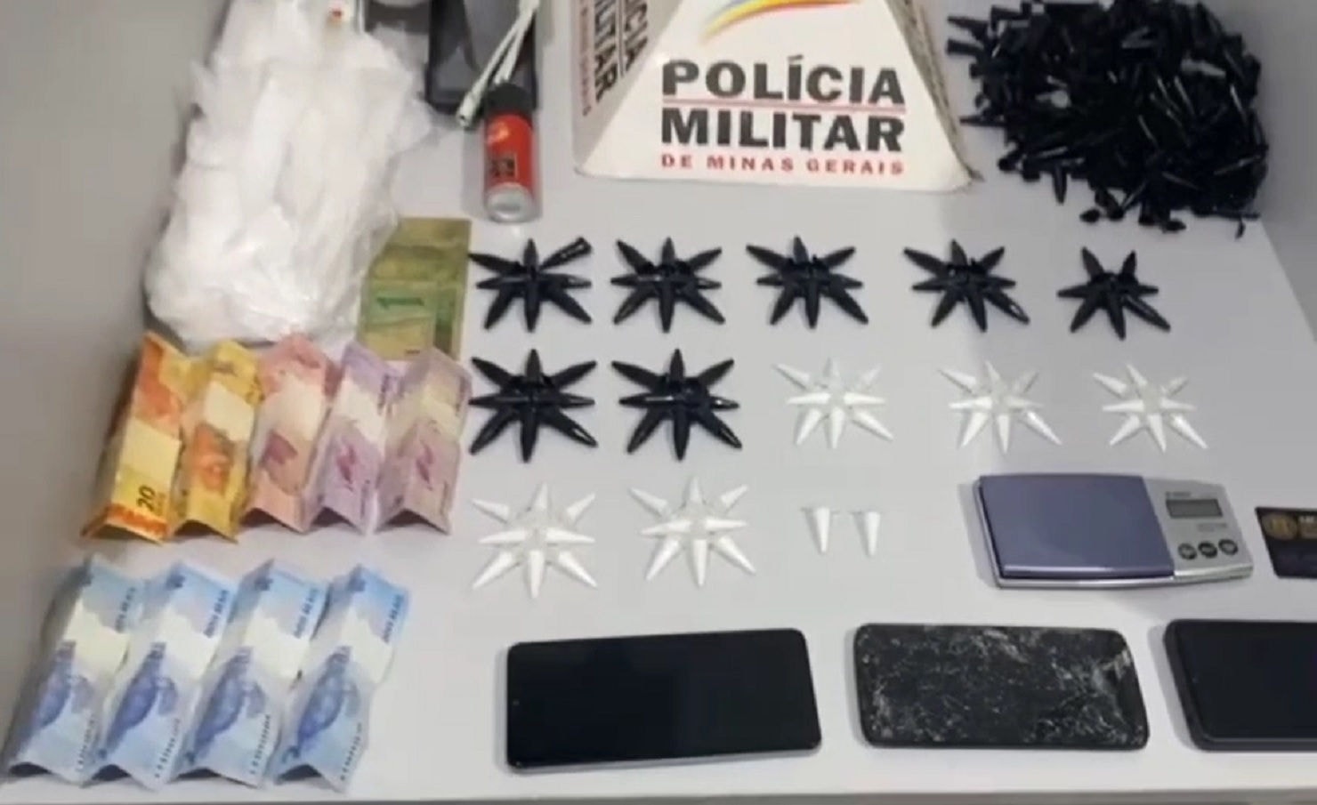 Centenas de pinos de cocaína foram apreendidos com a suspeita