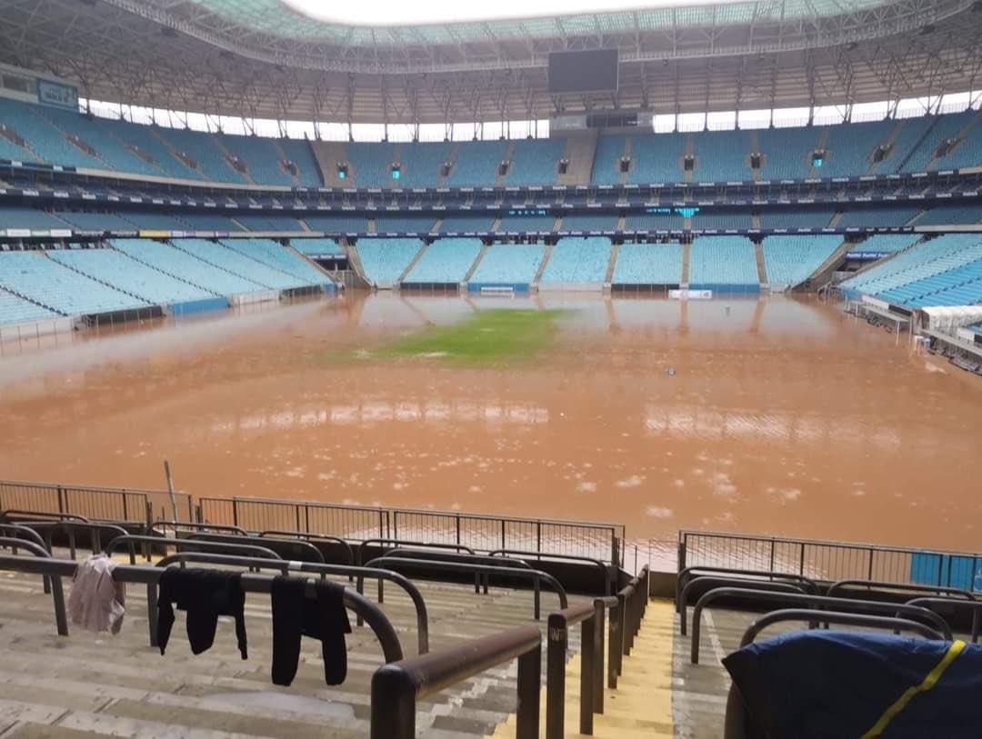 Gramado da Arena Grêmio é atingido pela água em meio ao temporal no Rio Grande do Sul