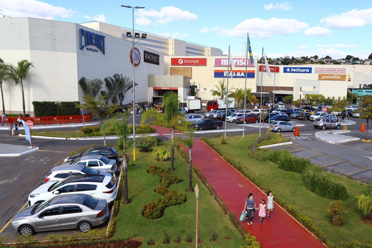 A mulher foi abordada no momento em que entrava em seu carro, no estacionamento do shopping
