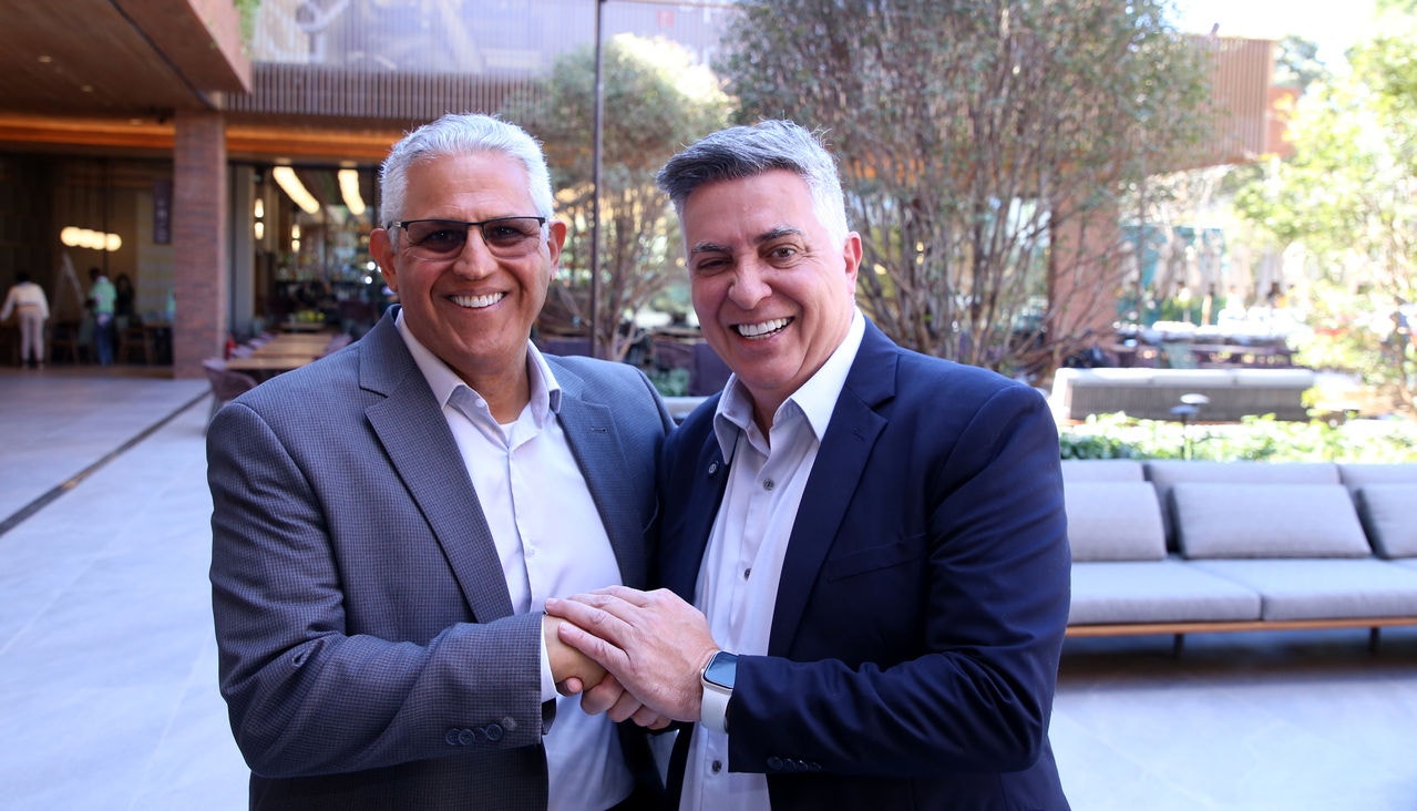 O empresário Emílio Brandi recebendo o prefeito de BH, Álvaro Damião, na inauguração do Botânico Shopping
