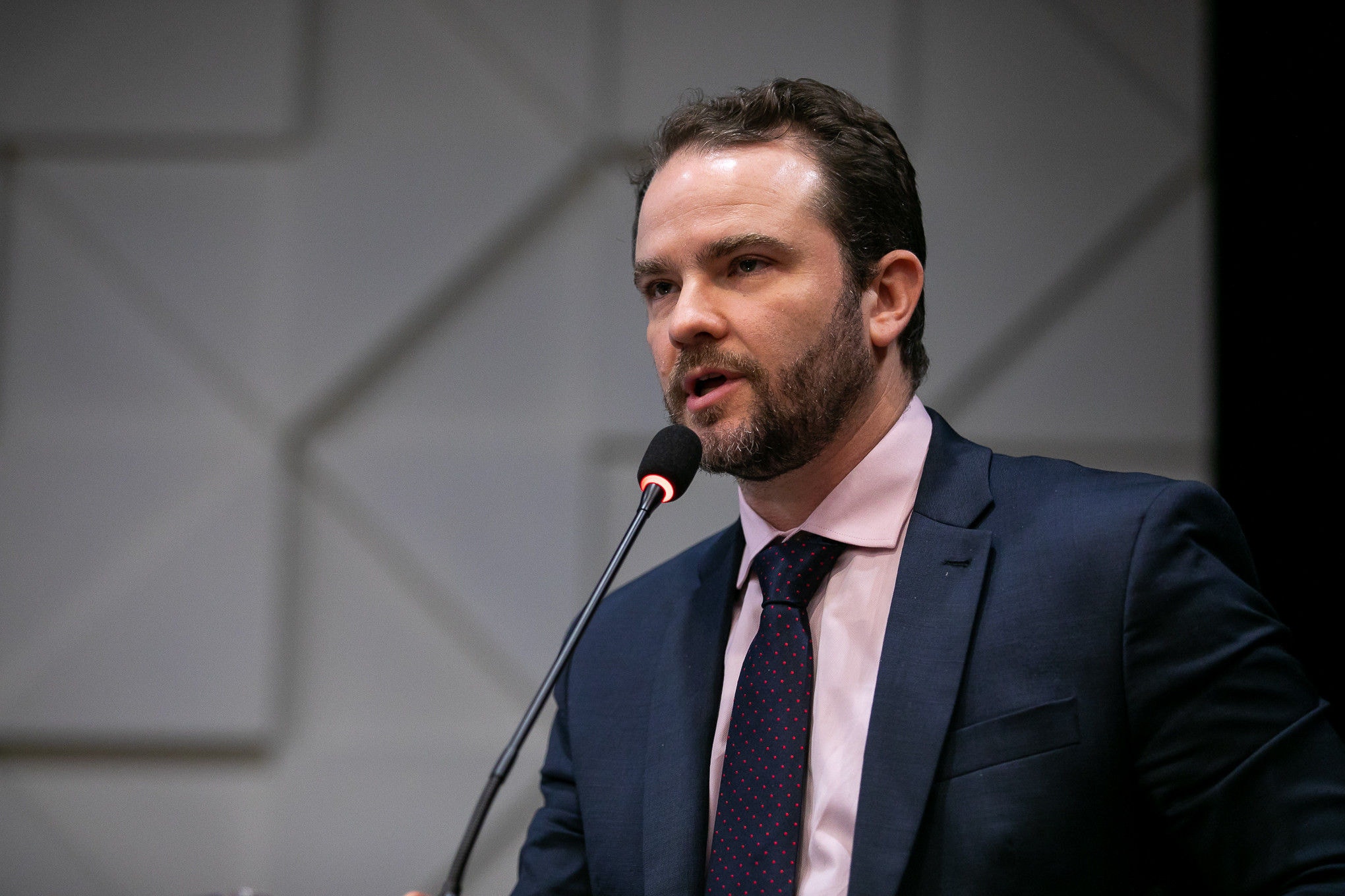 Dario Durigan comentou sobre possível aumento nos preços dos combustíveis com a guerra no Oriente Médio