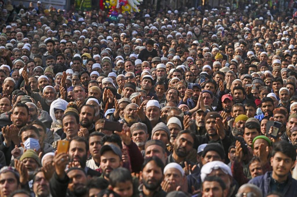 Muçulmanos reunidos em Srinagar, Índia
