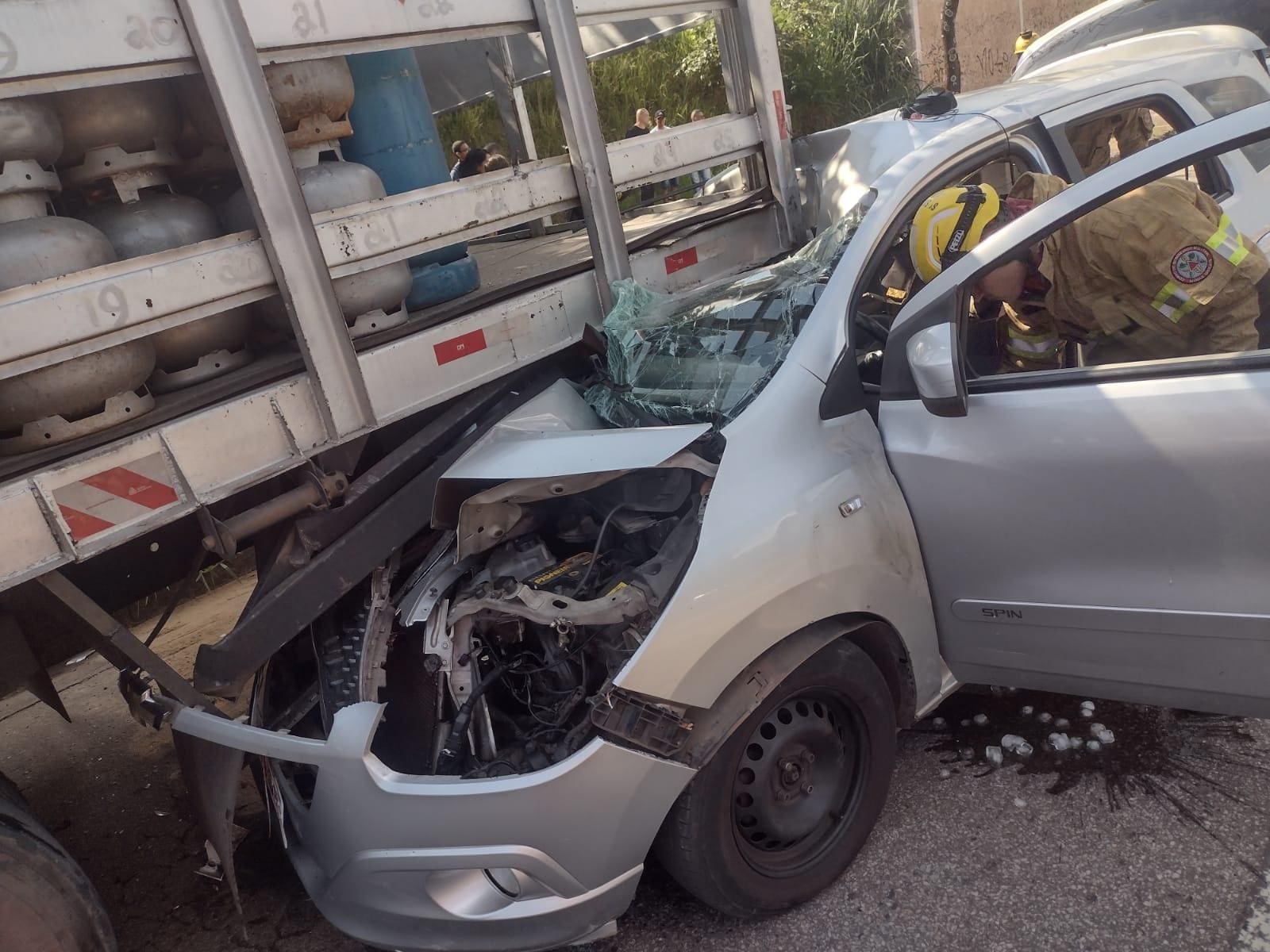 Carro bateu contra carreta carregada com gás de cozinha