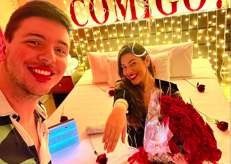 Ex-BBB Vivian Amorim mostrando o anel de noivado que ganhou de Leo Hirschmann