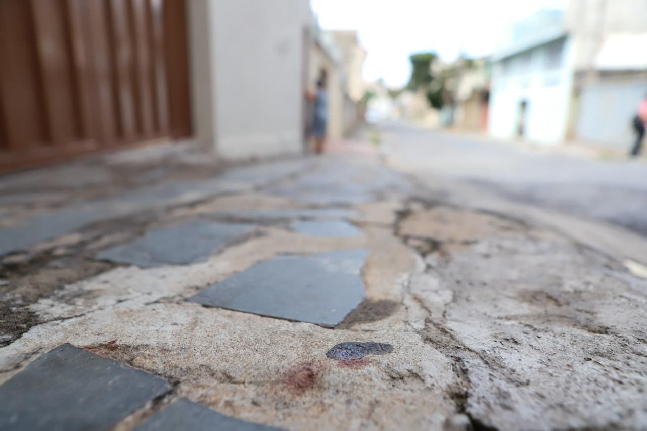 Homem esfaqueia mulher na Vila Oeste