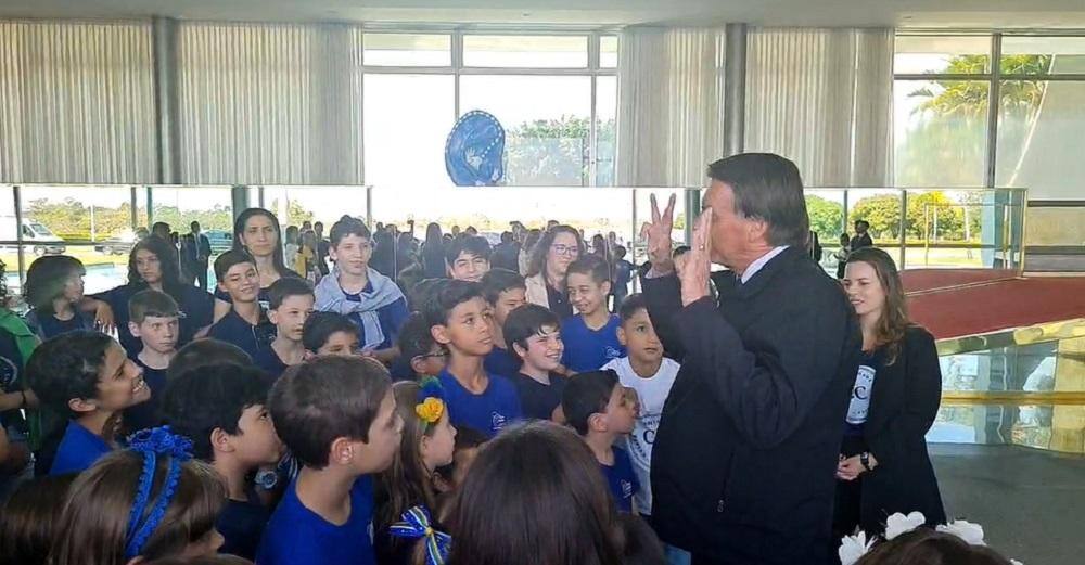 Presidente Jair Bolsonaro (PL) faz gesto em referência a "nove dedinhos" em visita de crianças ao Palácio da Alvorada, nesta quinta-feira (8)