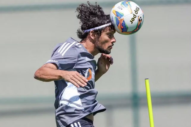 Gustavo Scarpa, meia do Atlético, cabeceia bola durante treinamento na Cidade do Galo