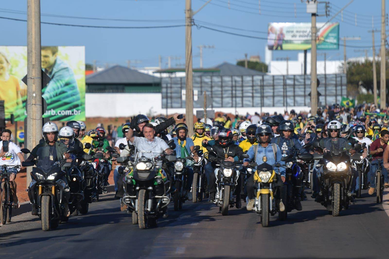 Bolsonaro e apoiadores em motos tomam as ruas de Uberlândia; veja