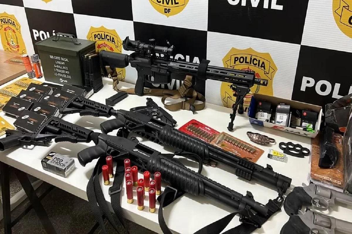 Diversas armas foram apreendidas em um apartamento no Sudoeste com o homem que confessou ter colocado uma bomba perto do aeroporto