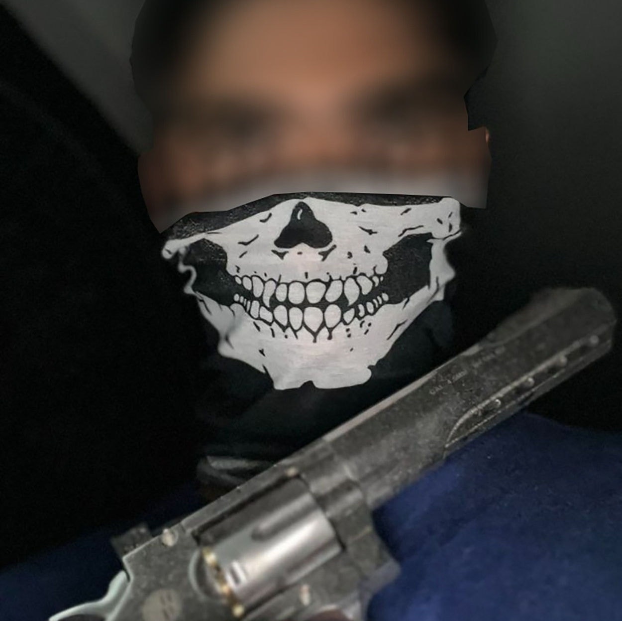 Homem postou foto segurando revólver 