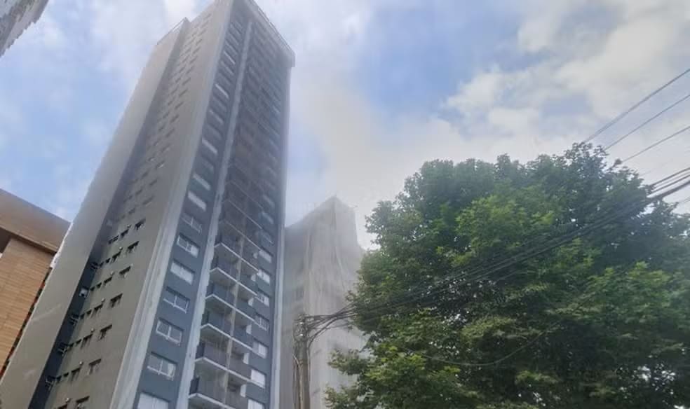 Prédio em que morador cortou corda de trabalhador que limpava a fachada no sexto andar em Curitiba