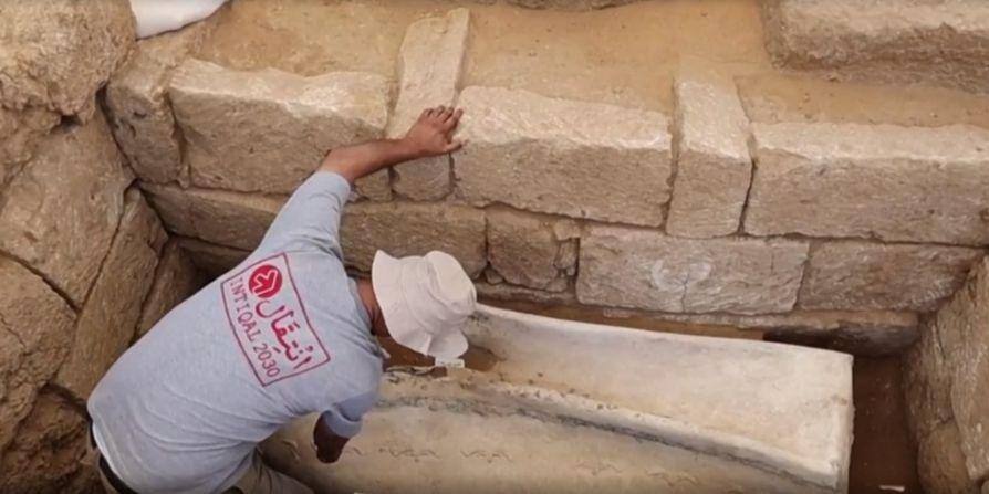 Arqueólogos que faziam buscas em um cemitério romano de 2 mil anos atrás encontraram tumbas