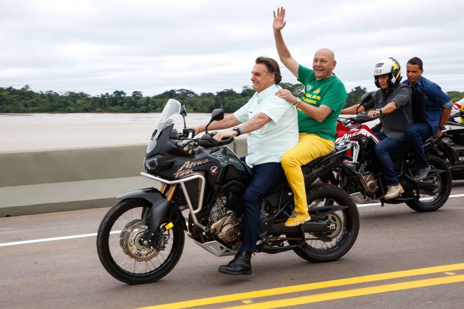 Luciano Hang em passeio de moto com o presidente Jair Bolsonaro