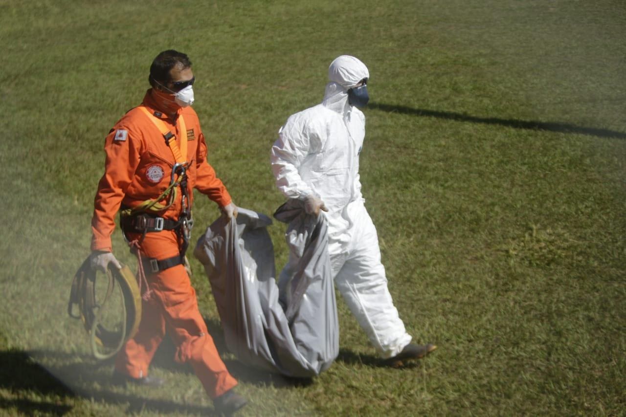 Neste domingo (3), bombeiros resgatam o primeiro corpo do dia