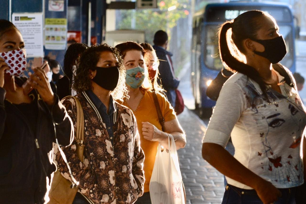 Passageiros usam máscara no transporte público de BH no primeiro dia de vigência de lei que prevê multa de R$ 100 para quem não usar o acessório