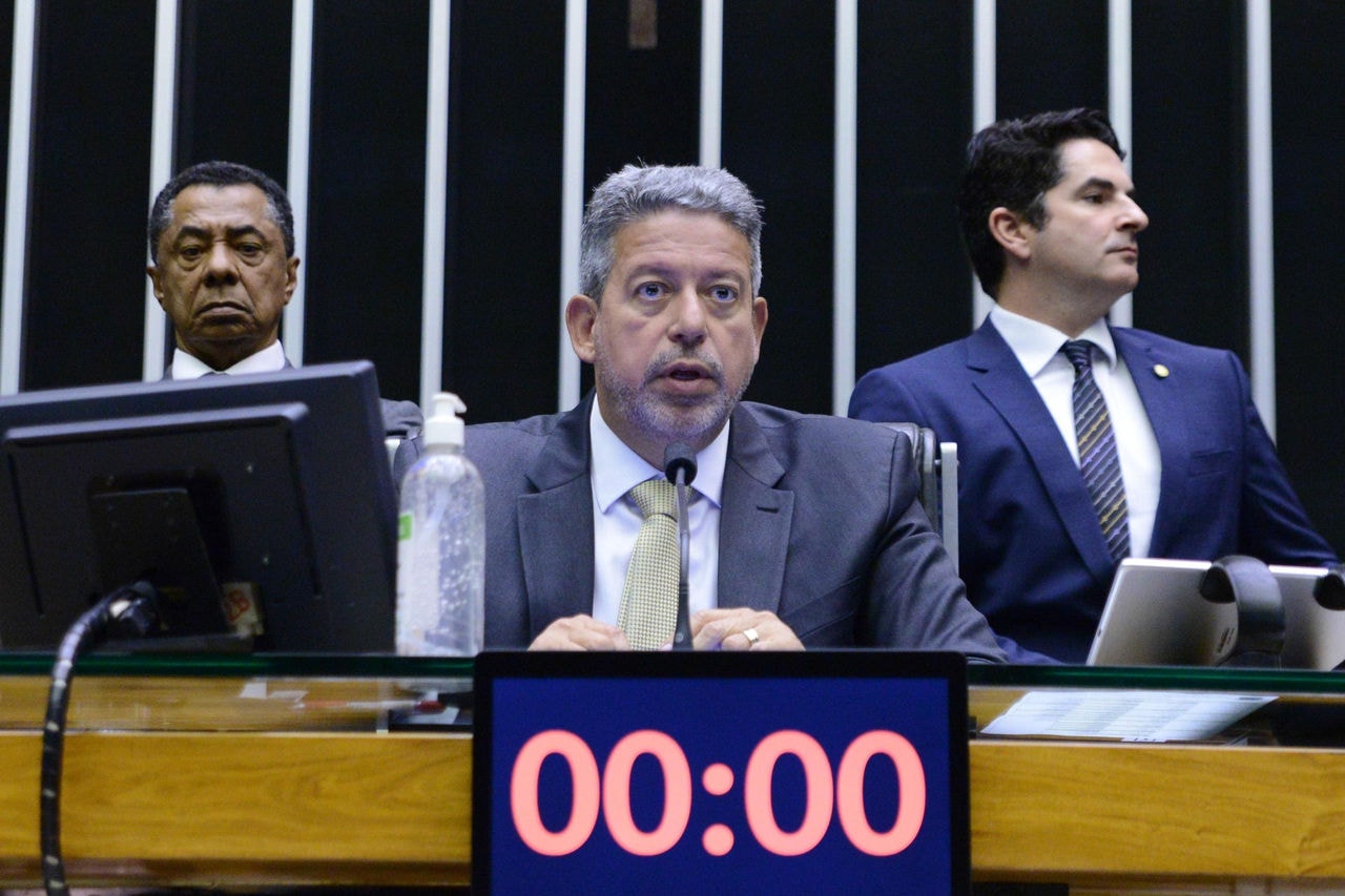 Arthur Lira criticou decisão de Barroso, que barrou piso da enfermagem