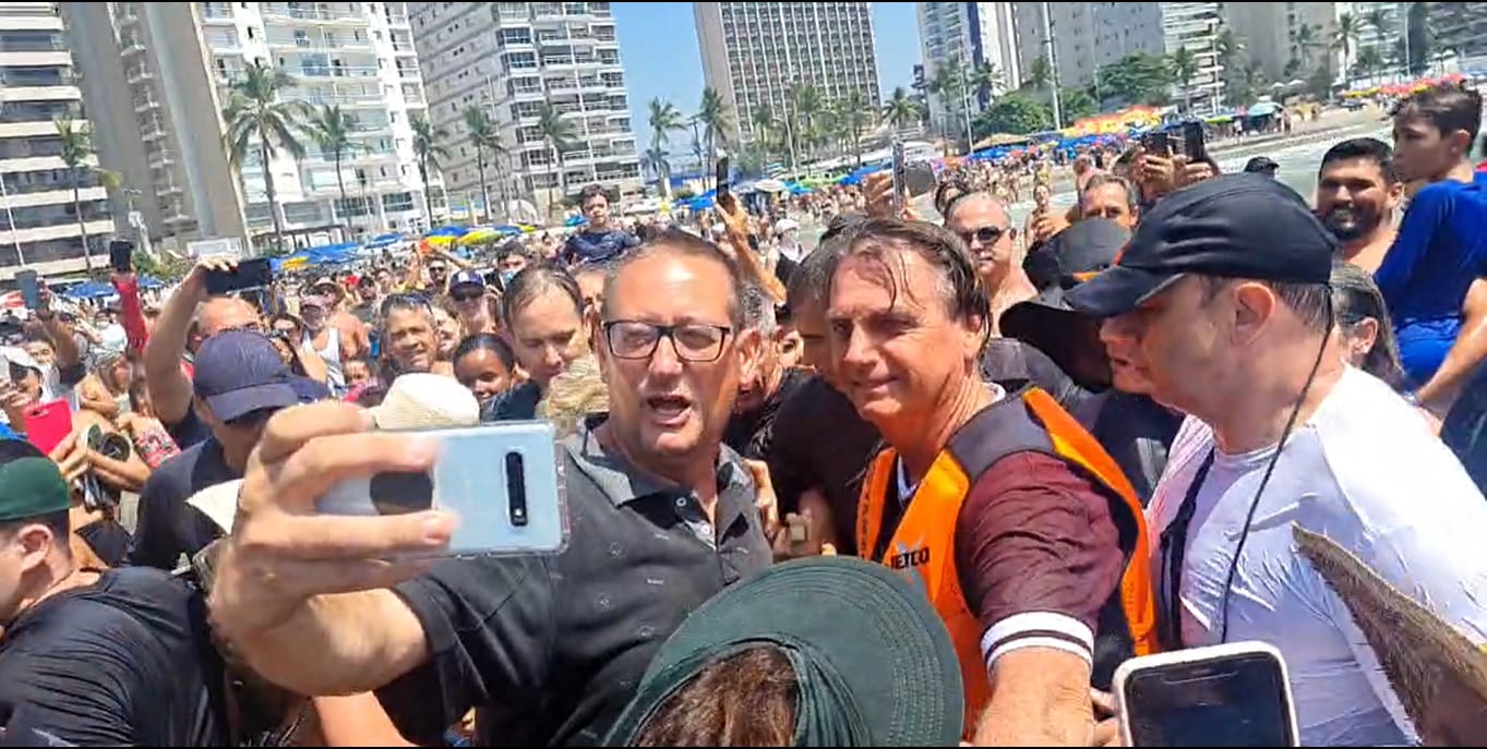 Jair Bolsonaro vai à praia no Guarujá