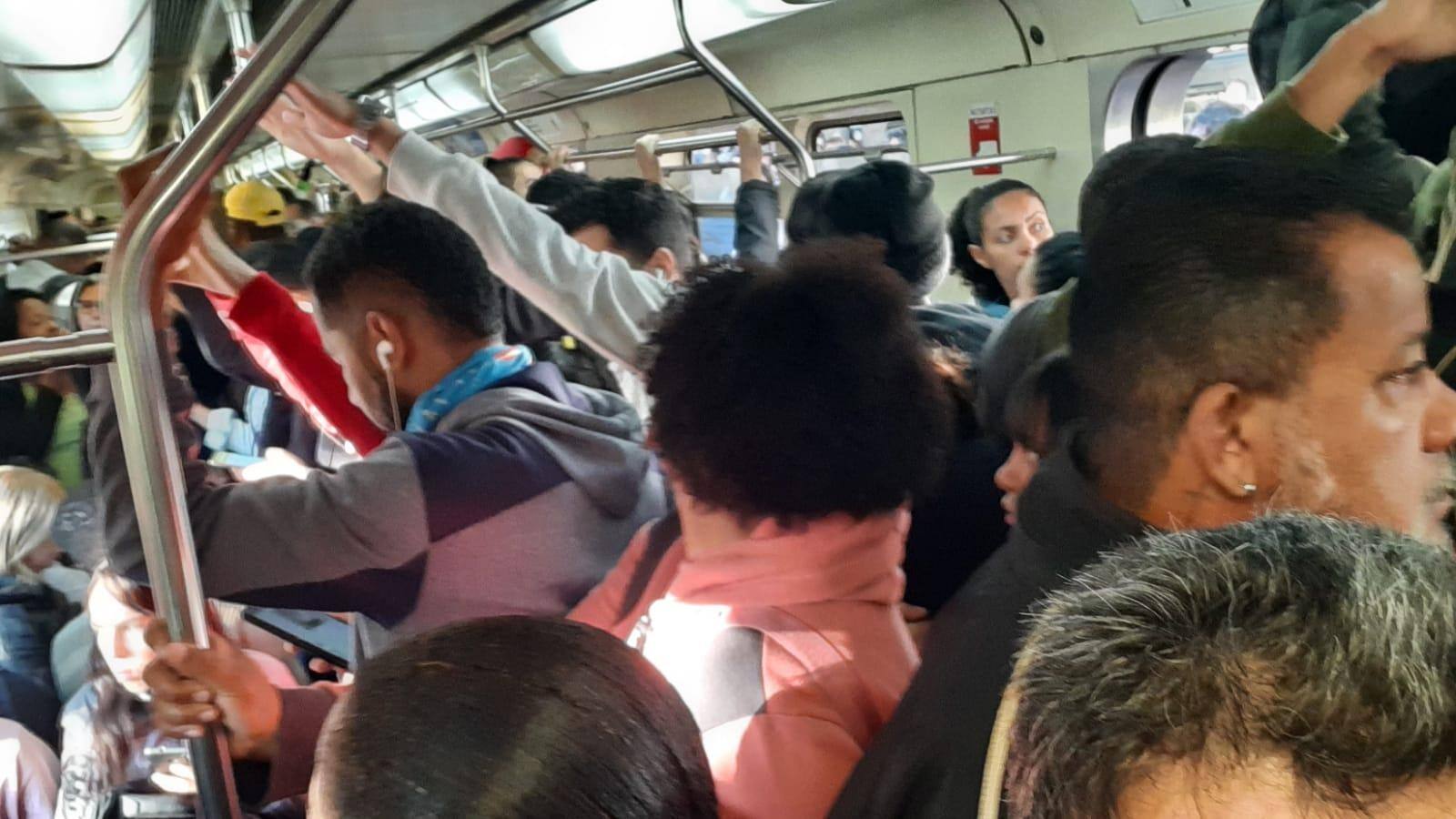 Metrô lotado nesta quarta-feira