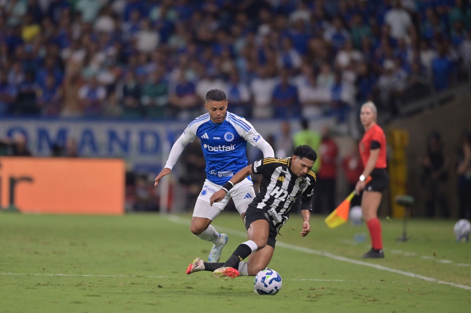 Atacante Rony, do Atlético, domina a bola diante da marcação de Wanderson, do Cruzeiro