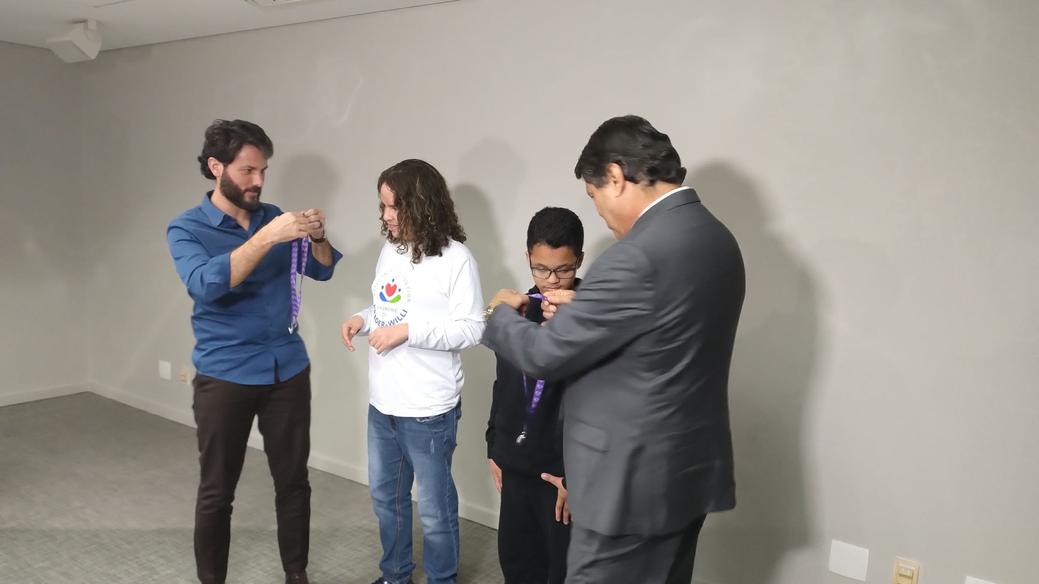 Secretário de Governo, Marcelo Aro (PP), realizou uma sanção simbólica com a entrega de cordões a dois pacientes com doenças raras.
