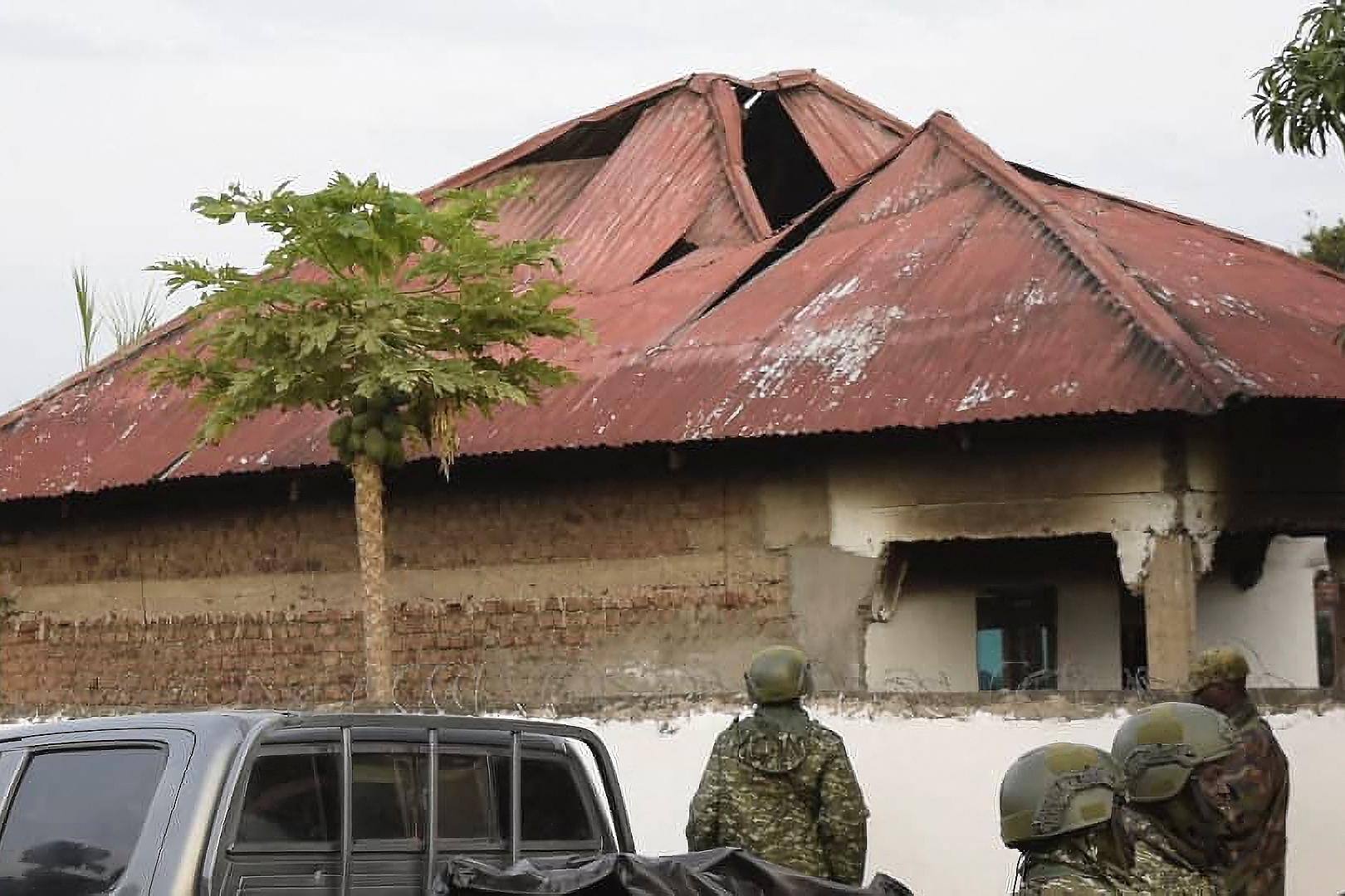 As forças de segurança de Uganda são vistas no entorno da Escola Secundária Mpondwe Lhubiriha após ataque feito por grupo ligado ao Estado Islâmico