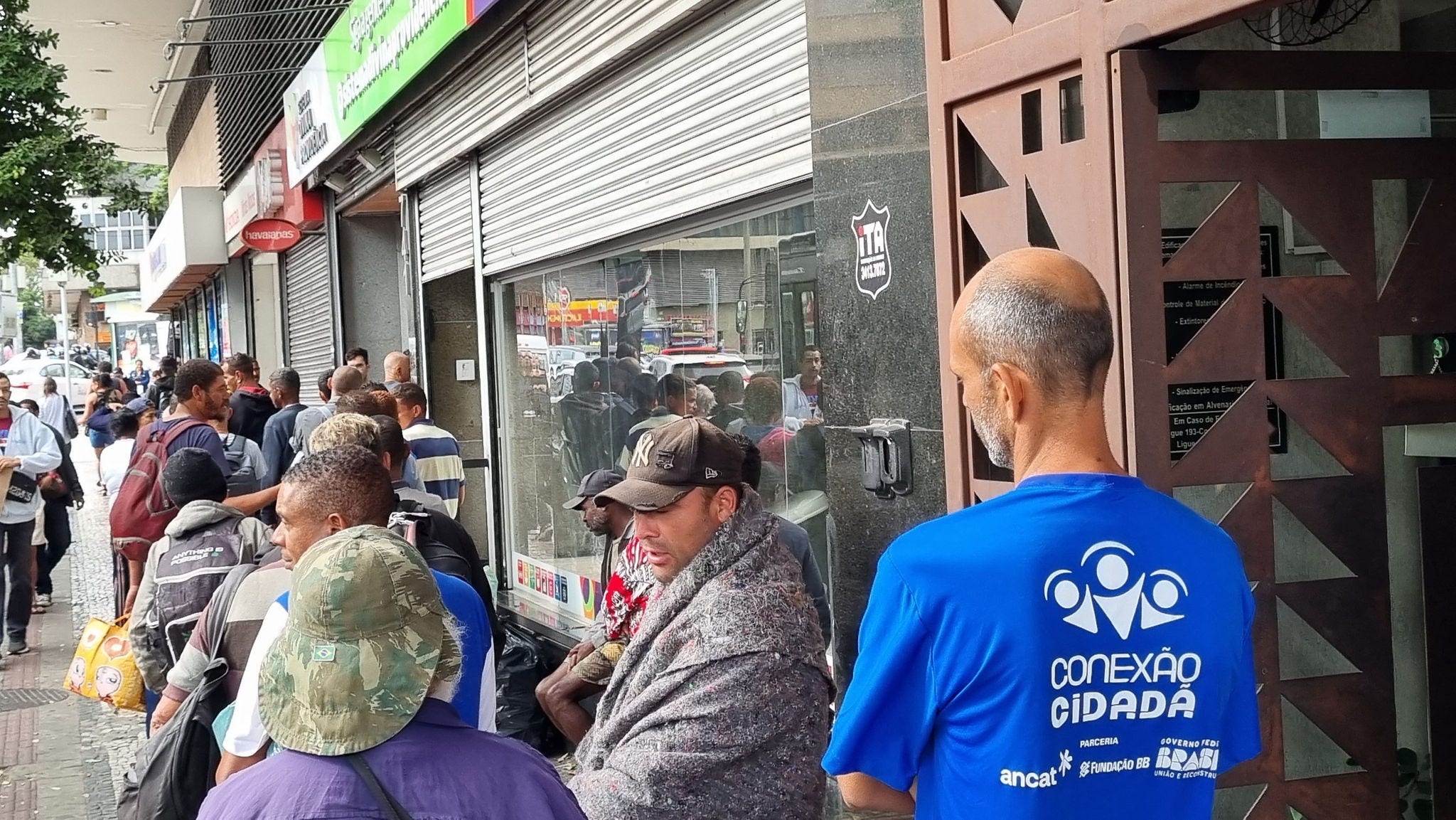 Pessoas em situação de rua formam fila para receber lanche e participar de atividades no centro de BH