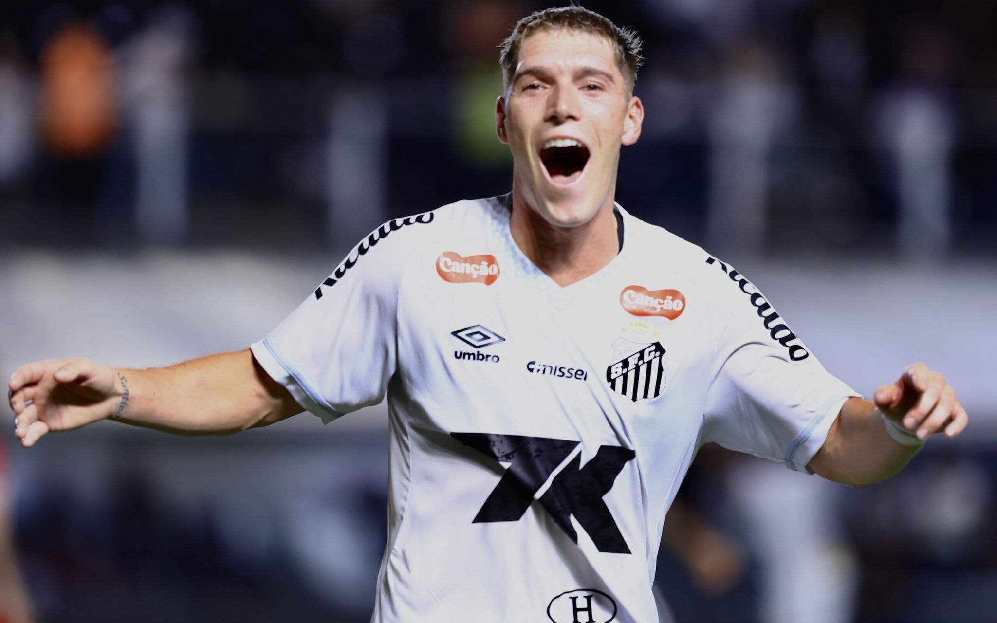 Rollheiser marca o primeiro gol com a camisa do Santos no duelo contra o CRB, na Vila Belmiro. (Foto: Marcello Zambrana/AGIF)