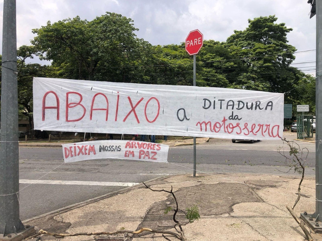 Faixa afixada em frente ao Hospital Veterinário da UFMG, um dos mais impactados pela realização do evento no local