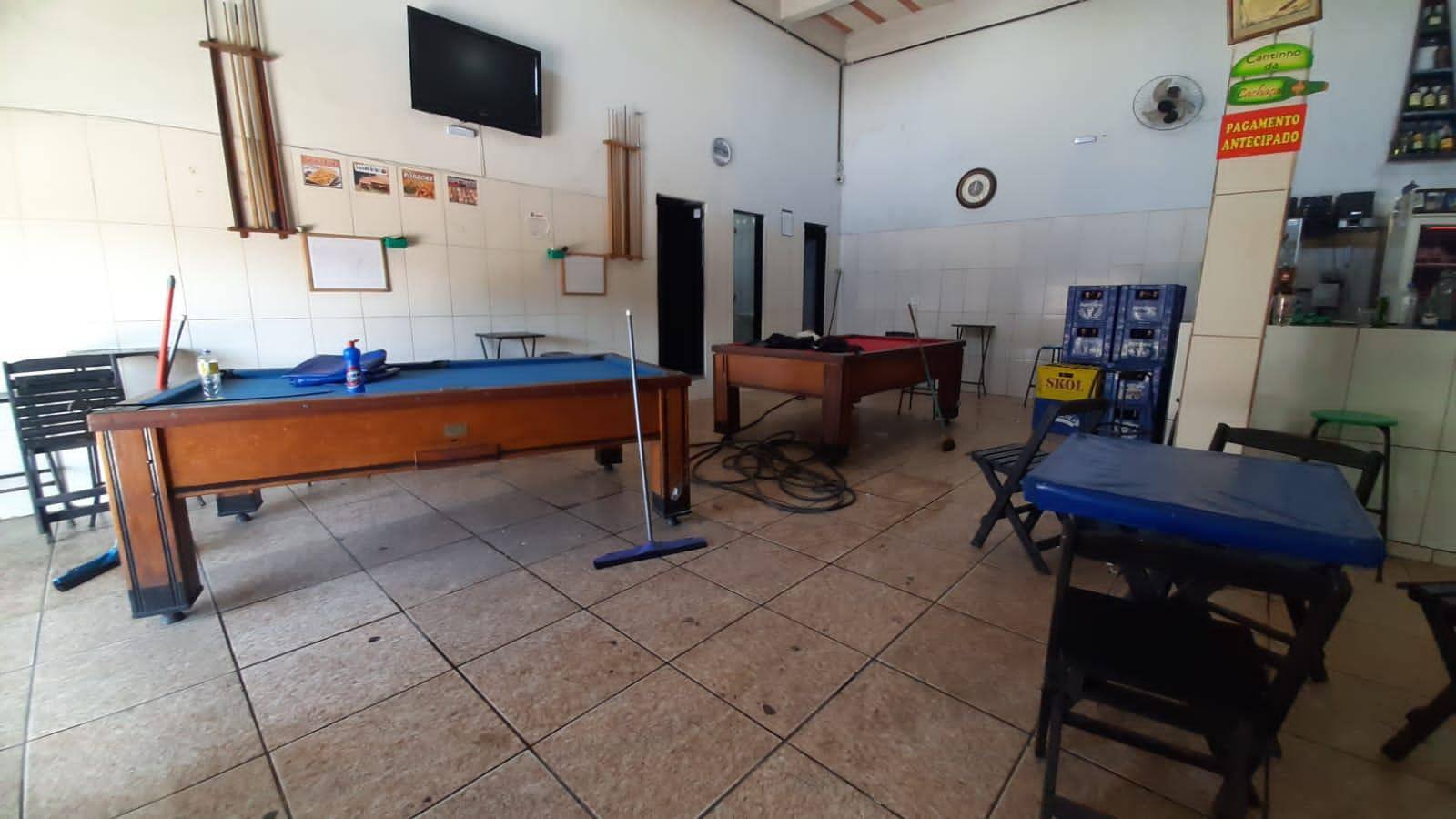Dono do bar se preparava para começar a limpeza