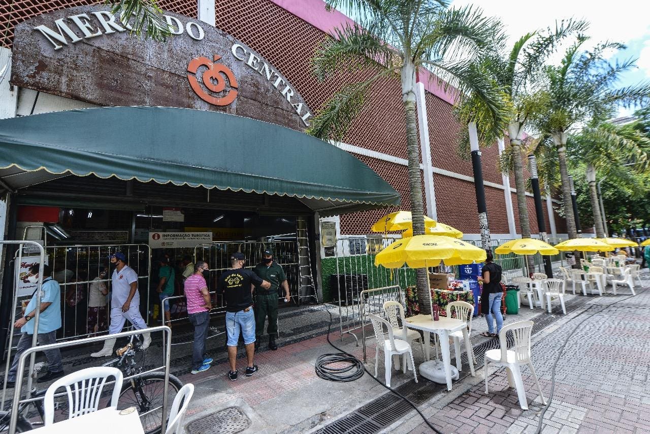 Bares de Mercado Central colocam mesas na rua para criar mais espaço para clientes