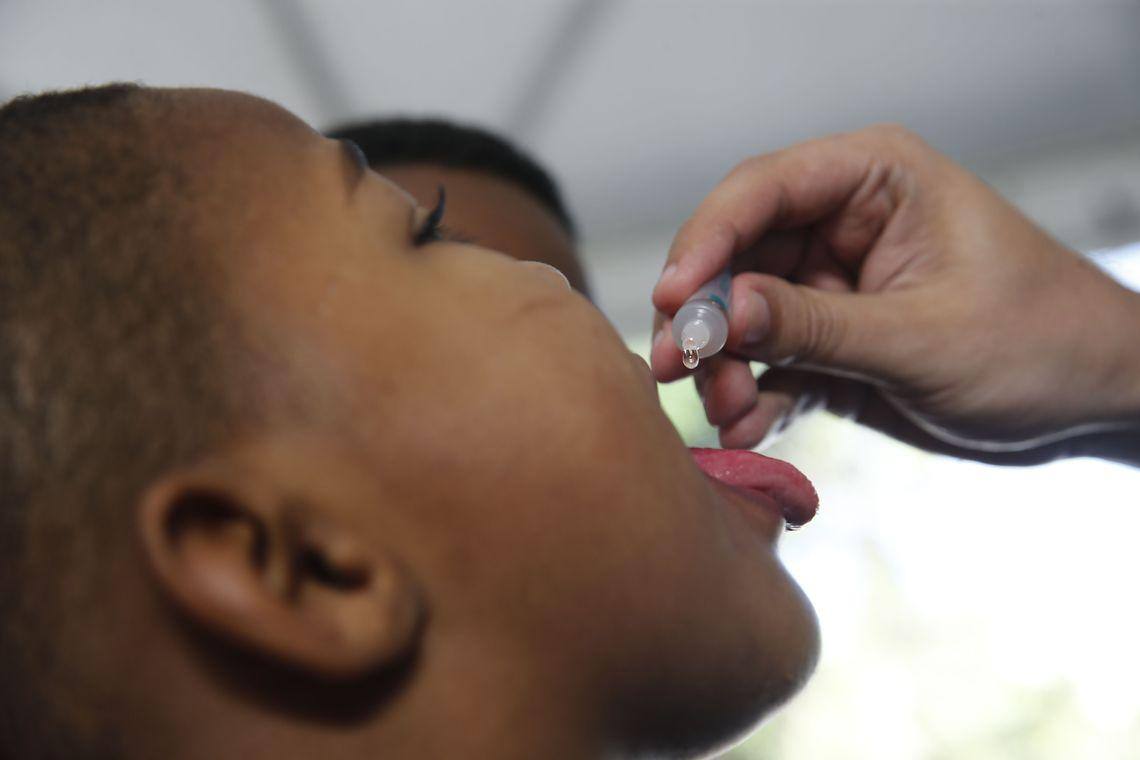 A poliomielite é uma doença contagiosa aguda que pode infectar crianças e causar paralisia infantil