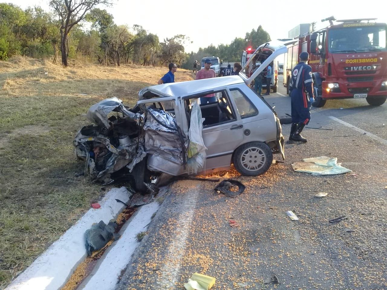 Veículo ficou com a dianteira completamente destruída