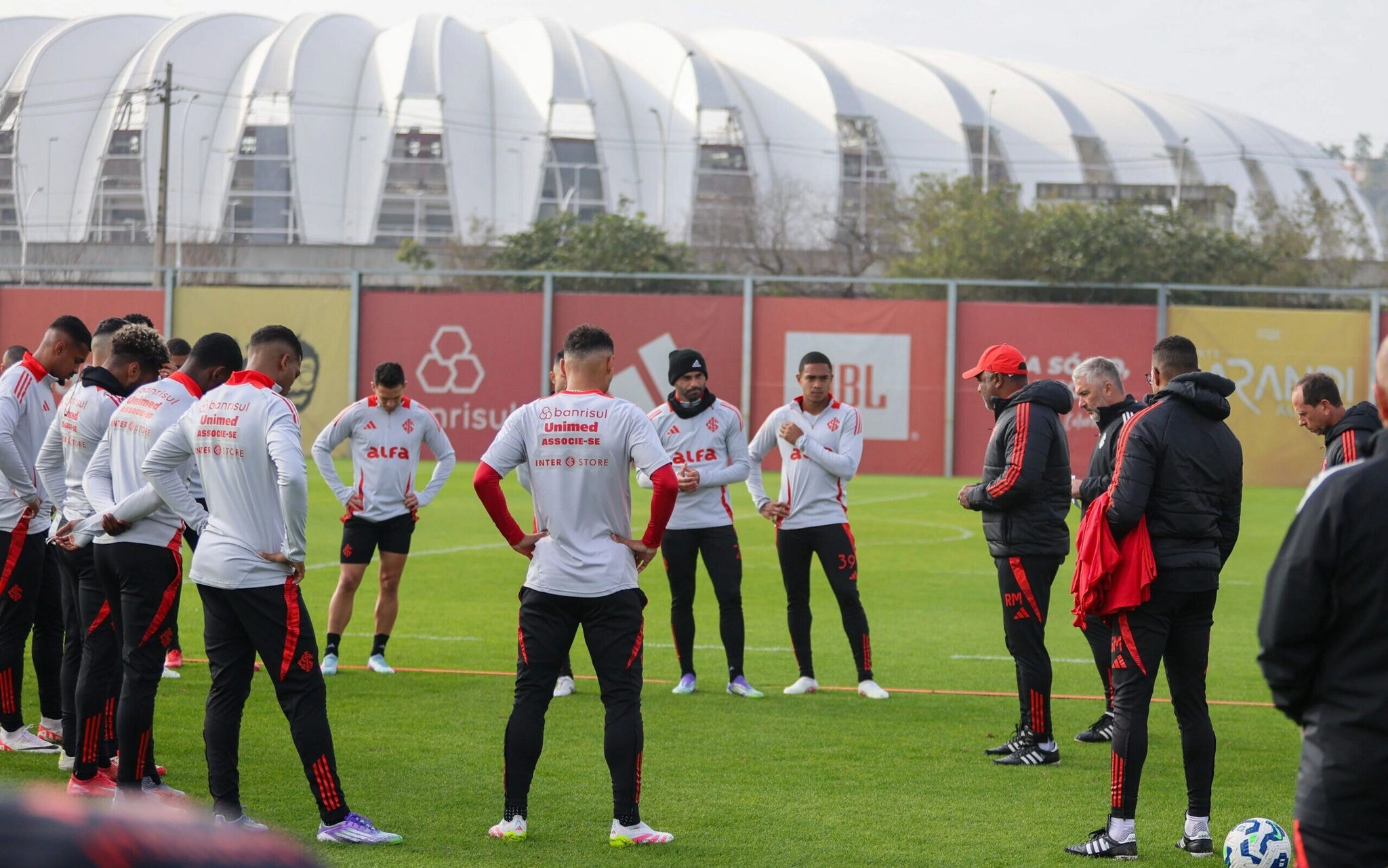 Roger Machado conversa com o grupo do Internacional (Foto: Ricardo Duarte/SC Internacional)