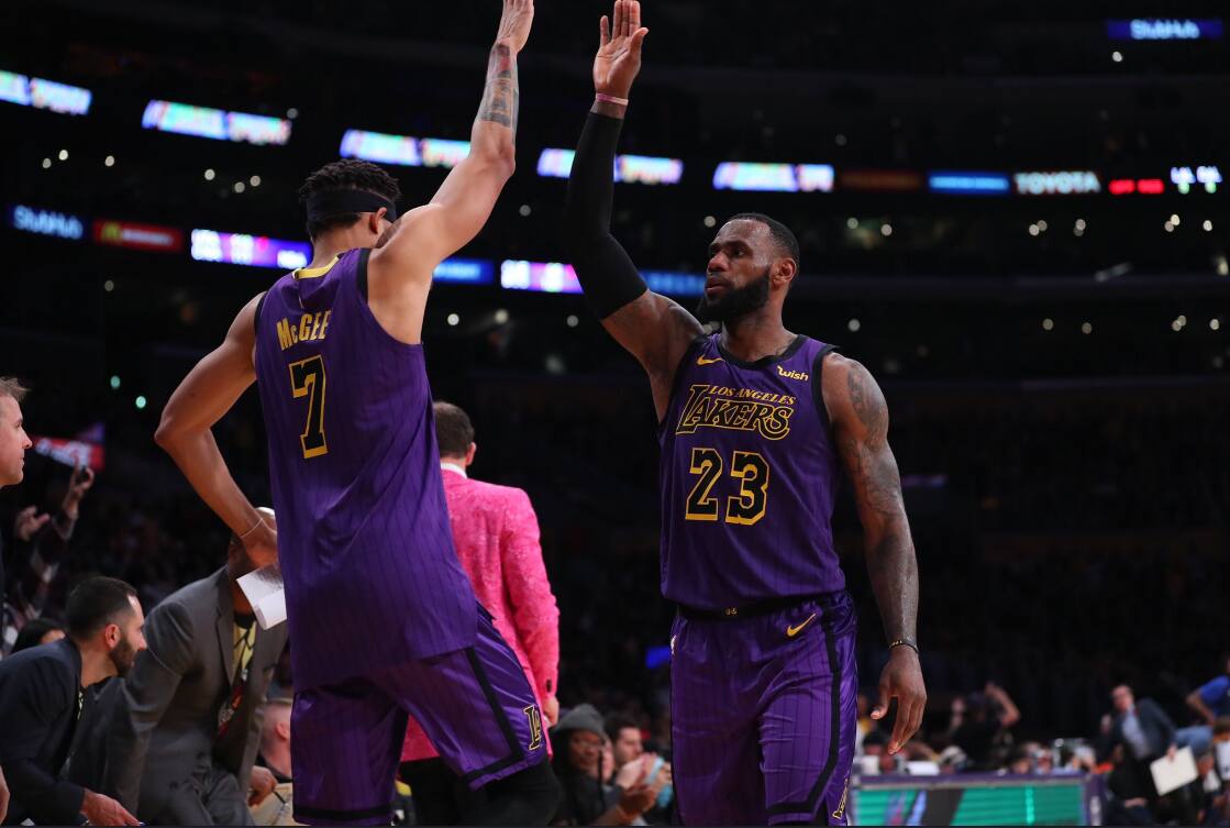 LeBron se destaca e Los Angeles Lakers vence Dallas Mavericks 