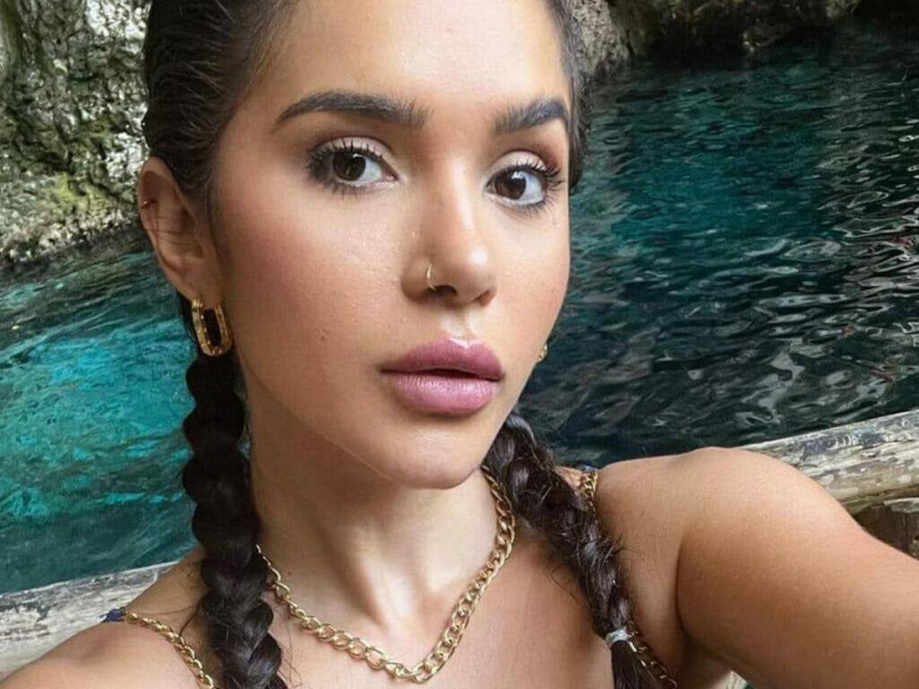 Em Curaçao, Gizelly Bicalho aposta em biquíni roxo e corpão chama atenção
