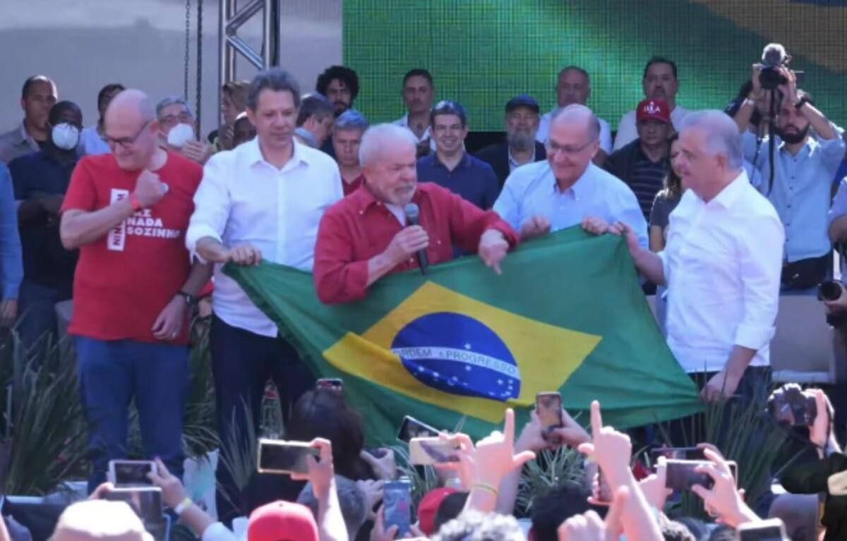 Ex-presidente Lula (PT) participou de ato com aliados em Diadema, no interior de São Paulo, neste sábado (9)