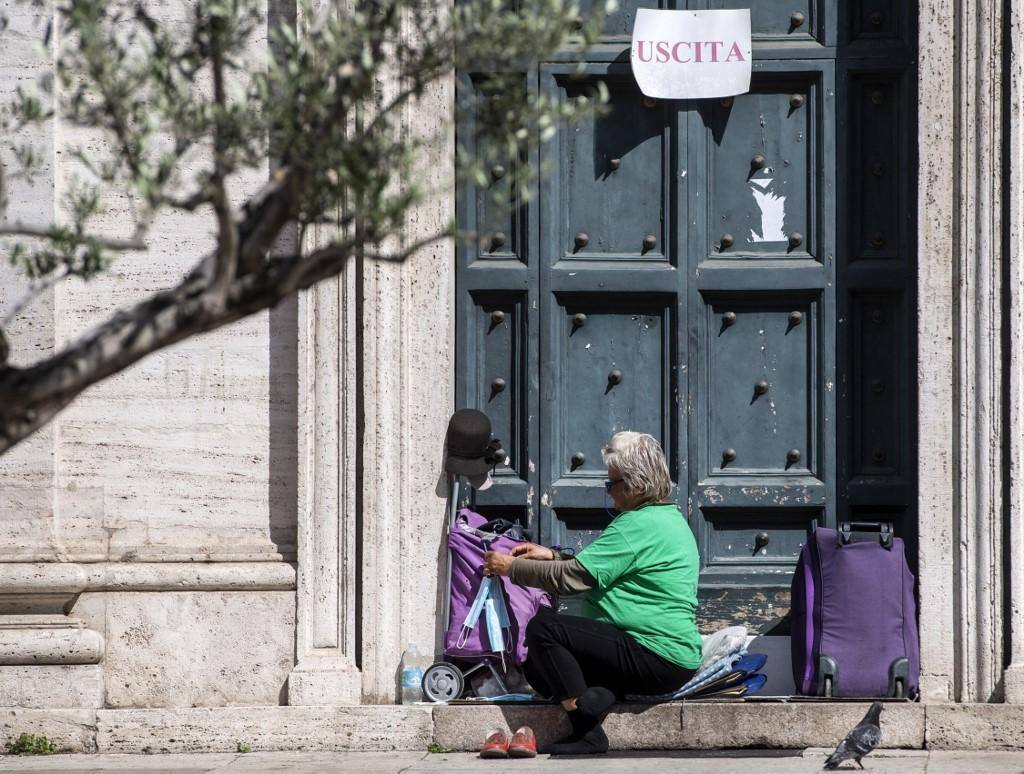 Na Itália, onde as restrições foram elevadas, moradores de rua tentam se proteger da Covid enquanto comerciantes pedem reabertura