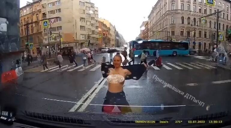 Após parada do automóvel, pedestre demonstra constrangimento, mas logo depois decide fazer um gesto de gratidão