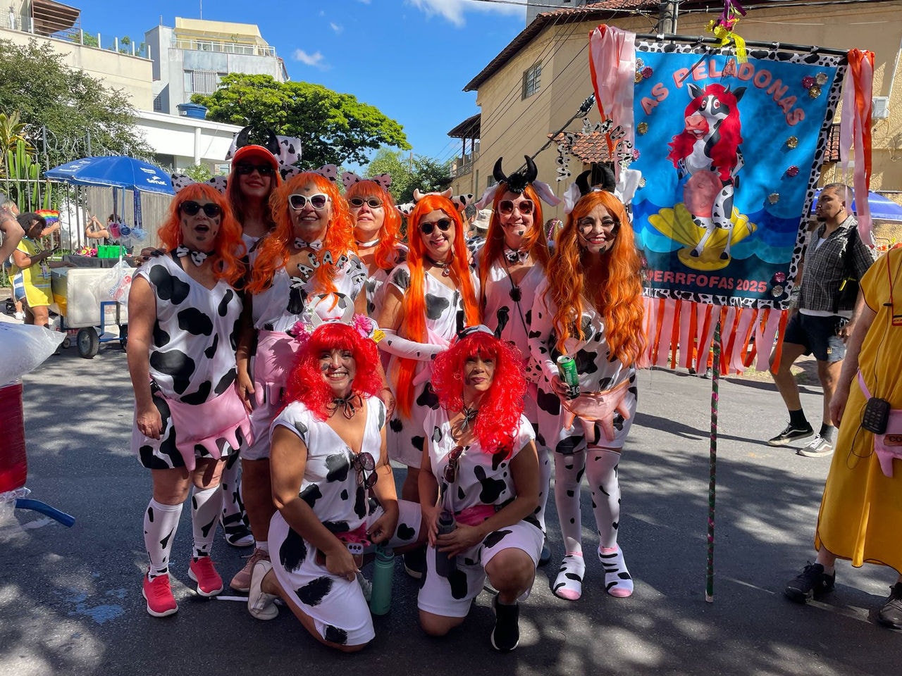 Fantasiadas a caráter, amigas de várias regiões de BH acompanham o cortejo do bloco