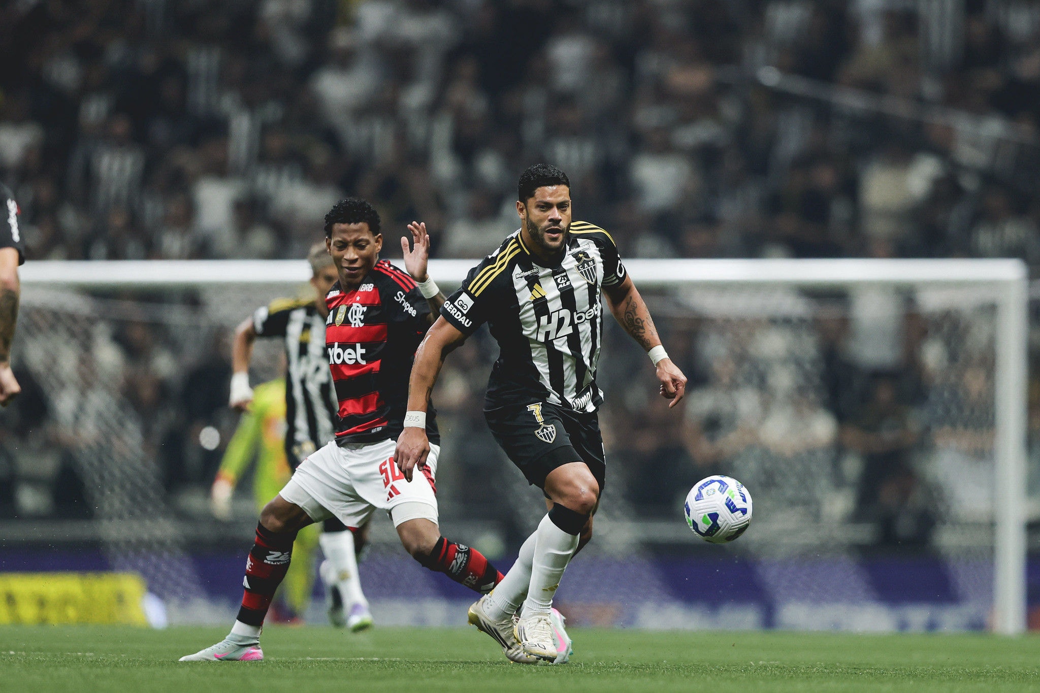 Hulk em ação contra o Flamengo na Arena MRV